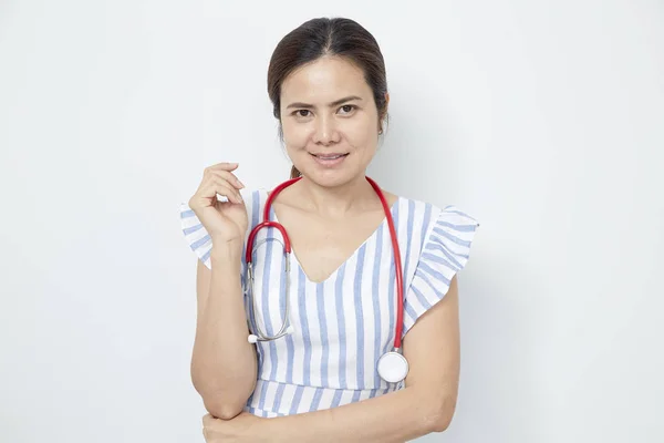 Kırmızı stetoskop ile kadın doktor hemşire — Stok fotoğraf