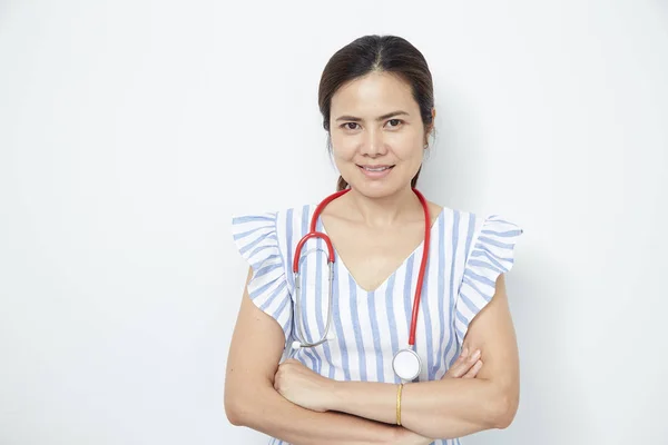 Kırmızı stetoskop ile kadın doktor hemşire — Stok fotoğraf