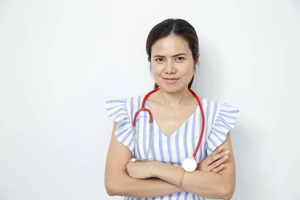 Жінка-лікар медсестра з червоним стетоскопом — стокове фото