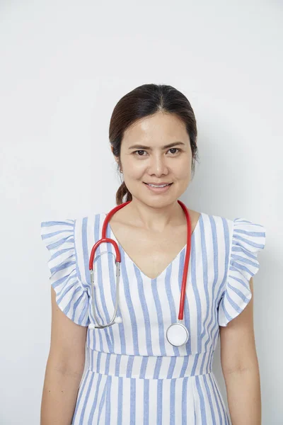 Жінка-лікар медсестра з червоним стетоскопом — стокове фото