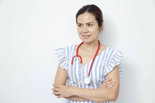 Női orvos nővér vörös sztetoszkóppal — Stock Fotó