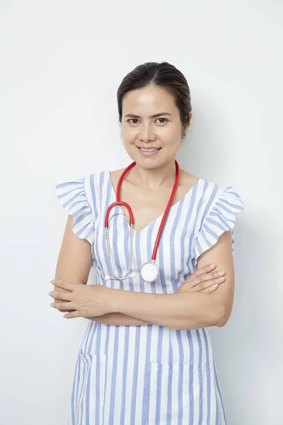 Enfermeira médica com estetoscópio vermelho — Fotografia de Stock