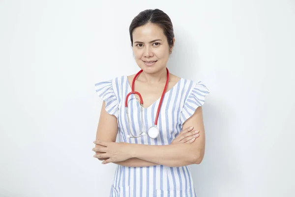 Női orvos nővér vörös sztetoszkóppal — Stock Fotó