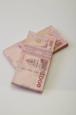 Beyaz arka planda Tayland banknotları