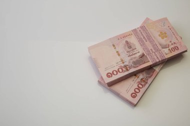 Beyaz arka planda Tayland banknotları