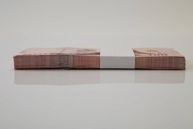 Beyaz arka planda Tayland banknotları