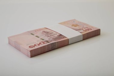 Beyaz arka planda Tayland banknotları
