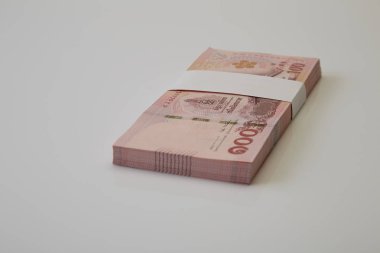 Beyaz arka planda Tayland banknotları