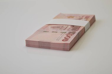 Beyaz arka planda Tayland banknotları