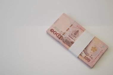 Beyaz arka planda Tayland banknotları