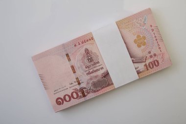 Beyaz arka planda Tayland banknotları