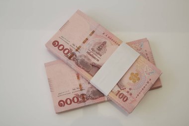 Beyaz arka planda Tayland banknotları