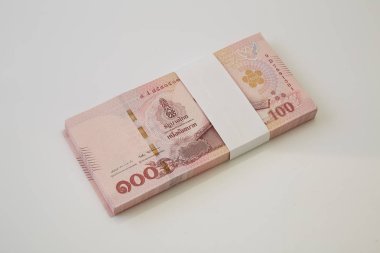 Beyaz arka planda Tayland banknotları