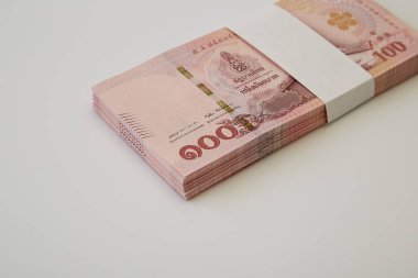 Beyaz arka planda Tayland banknotları