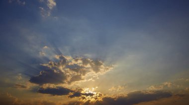 Güneş ışınları Bulutların arasından çarpıcı vardır