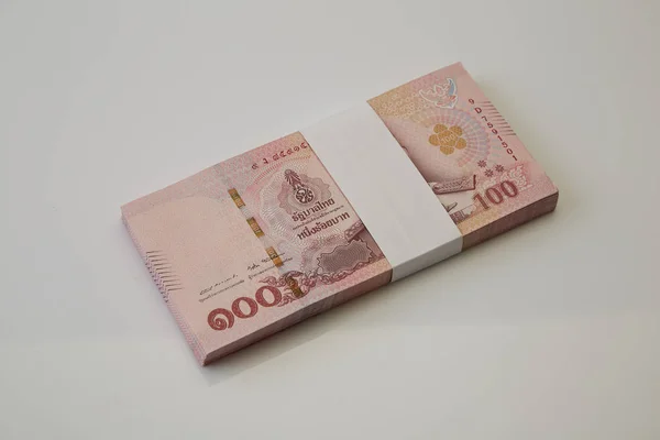 Banknoty Tajlandii na białym tle — Zdjęcie stockowe