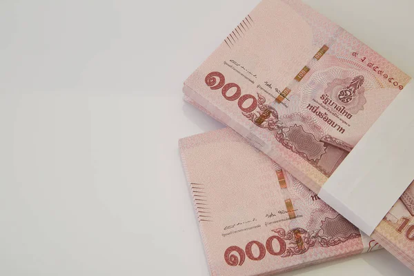 Billetes de Tailandia sobre fondo blanco —  Fotos de Stock