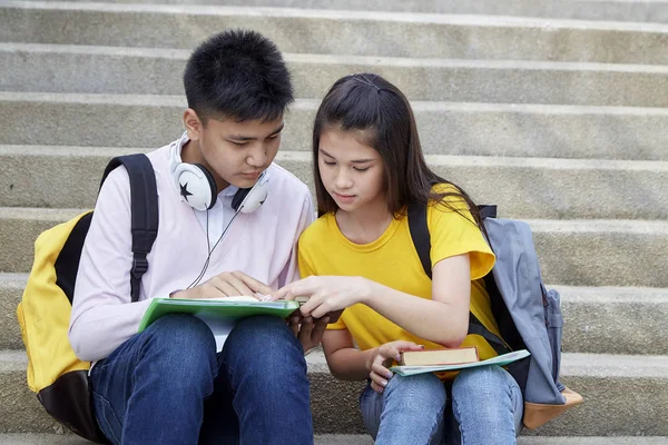 Allievi felici all'aperto con libri — Foto Stock