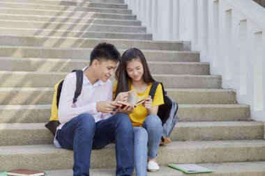 Kitaplar Ile açık mutlu öğrenciler