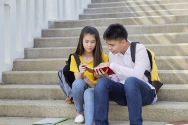 Kitaplar Ile açık mutlu öğrenciler