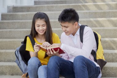 Kitaplar Ile açık mutlu öğrenciler