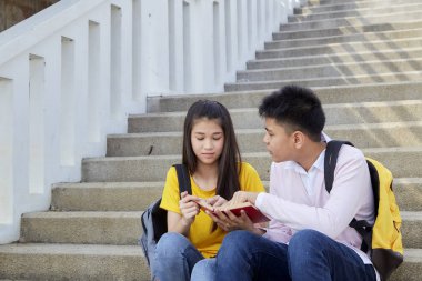 Kitaplar Ile açık mutlu öğrenciler