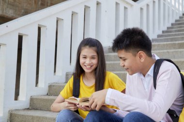 Kitaplar Ile açık mutlu öğrenciler