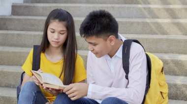 Kitaplar Ile açık mutlu öğrenciler