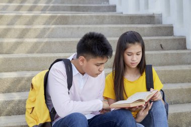 Kitaplar Ile açık mutlu öğrenciler