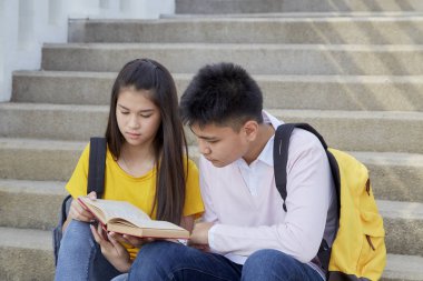 Kitaplar Ile açık mutlu öğrenciler