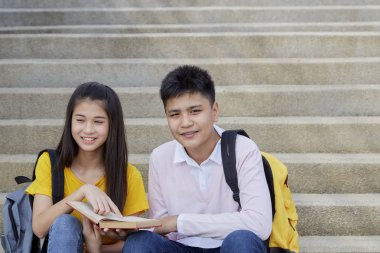 Kitaplar Ile açık mutlu öğrenciler