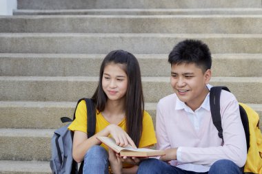 Kitaplar Ile açık mutlu öğrenciler