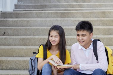 Kitaplar Ile açık mutlu öğrenciler