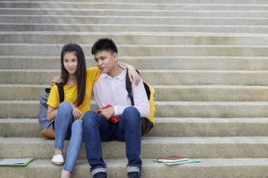 Kitaplar Ile açık mutlu öğrenciler