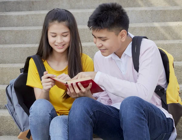 Gelukkige studenten buiten met boeken — Stockfoto