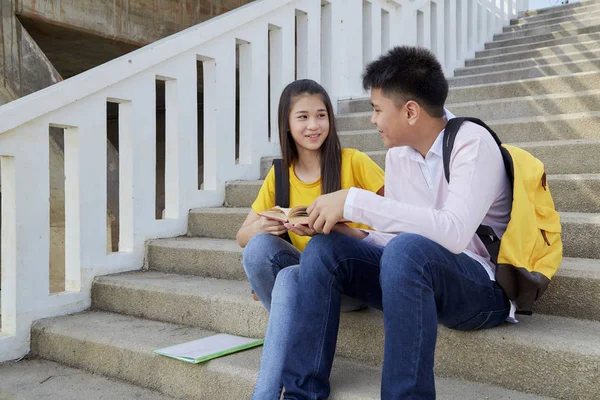 Allievi felici all'aperto con libri — Foto Stock