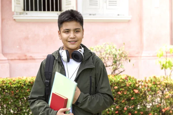 Jonge student met zak en boeken — Stockfoto