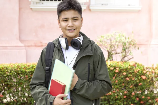 Молодой студент с сумкой и книгами — стоковое фото