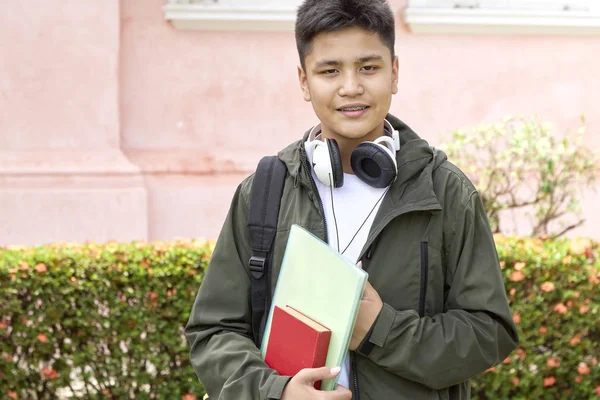 Jonge student met zak en boeken — Stockfoto