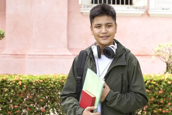 Jonge student met zak en boeken — Stockfoto