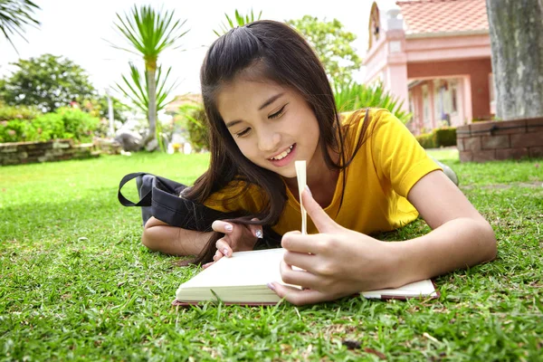 Student meisje het lezen van een boek in Park — Stockfoto