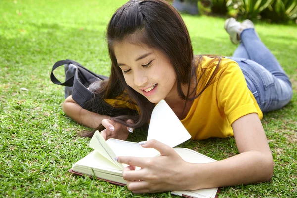 Schülerin liest im Park ein Buch — Stockfoto