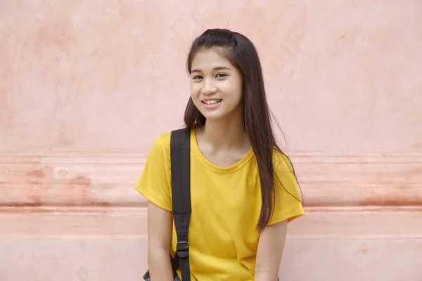Gadis mahasiswa potret mengenakan ransel — Stok Foto