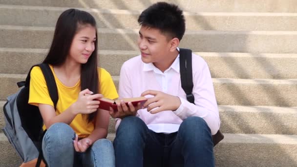 Estudiantes Amigos Sentados Escaleras Usando Libro — Vídeo de stock