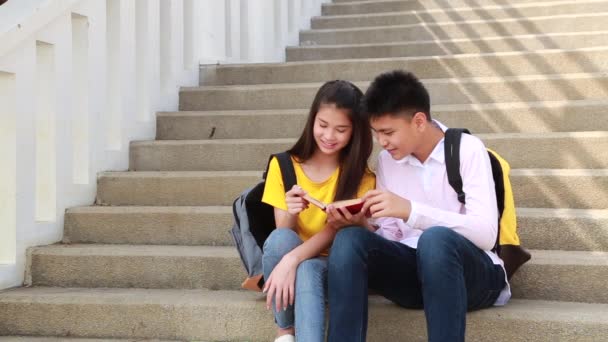 Estudiantes Amigos Sentados Escaleras Usando Libro — Vídeo de stock