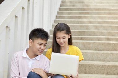 Genç öğrenciler Laptop okul iş iş