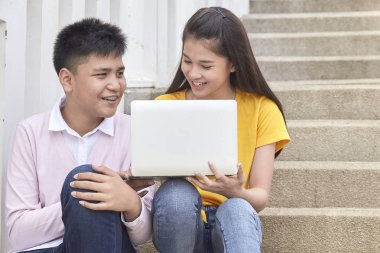 Genç öğrenciler Laptop okul iş iş