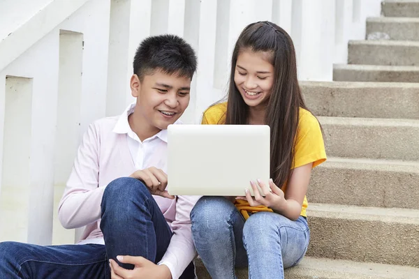 Studenti adolescenti lavorano lavoro scolastico sul computer portatile — Foto Stock