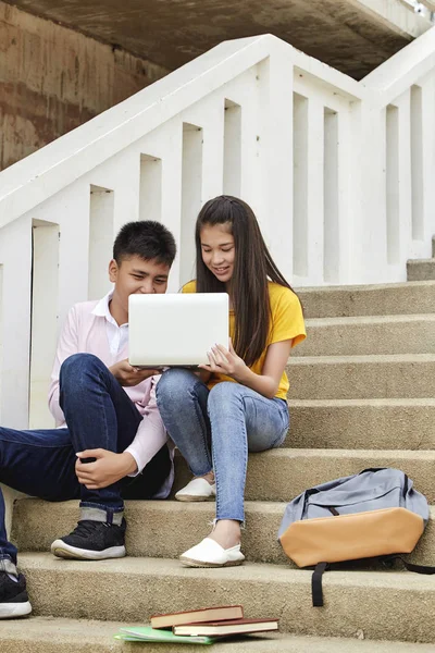 Studenti adolescenti lavorano lavoro scolastico sul computer portatile — Foto Stock