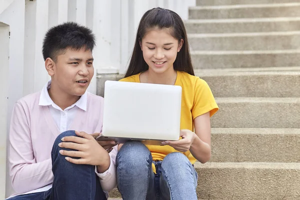 Studenti adolescenti lavorano lavoro scolastico sul computer portatile — Foto Stock